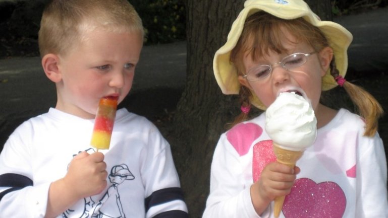 Fotografija dječaka i djevojčice koji jedu sladoled