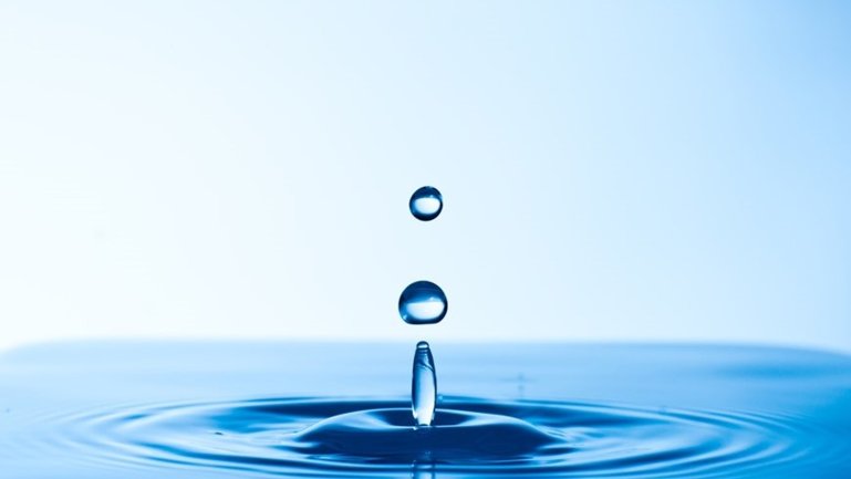 Kapljice vode padaju u vodu
