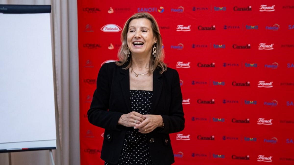 Tanja govori sudionicama predavanja