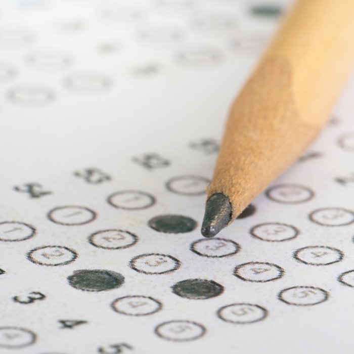 papir s pitanjima na kojem su olovkom označeni odgovori