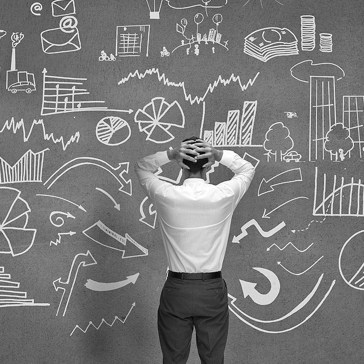 Čovjek se drži za glavu i razmišlja kako dalje. 