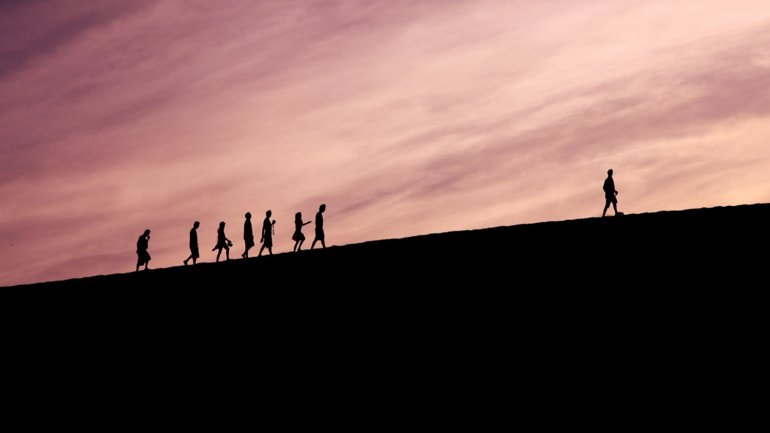 Skupina ljudi slijedi vođu