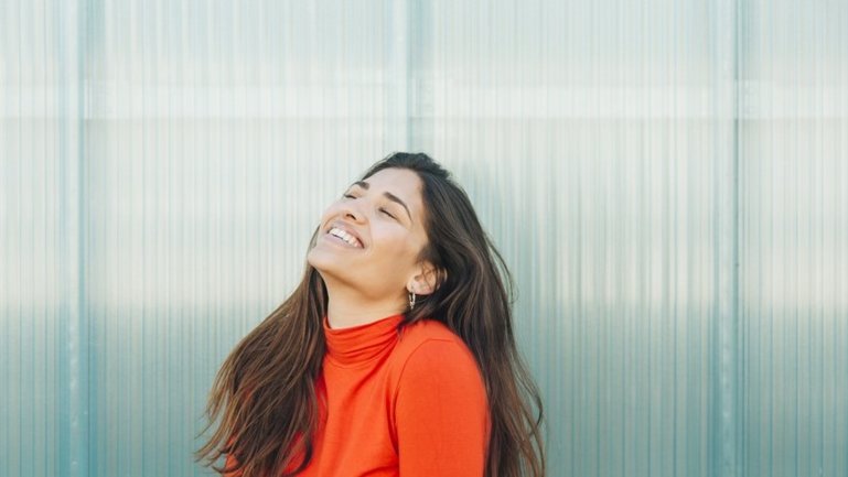 Fotografija djevojke koja se smije