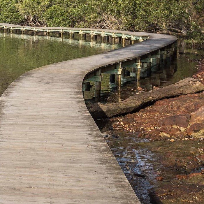 Staza od drvenih dasaka uz obalu otoka