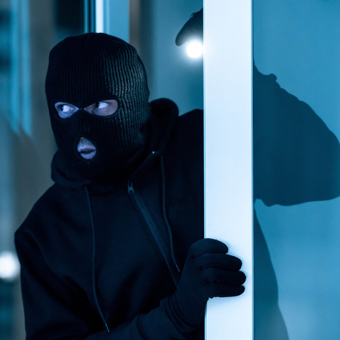 zamaskirani kradljivac se ušuljava kroz prozor