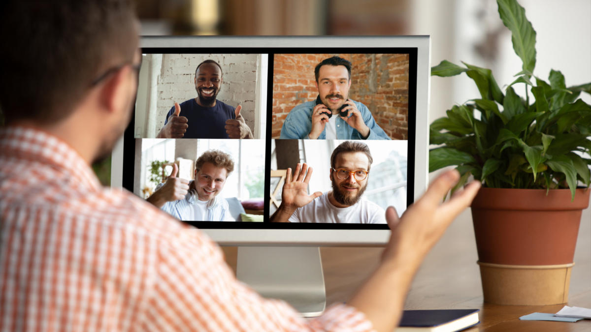 Fotografija prikazuje osobu koja sudjeluje u videopozivu s kolegama