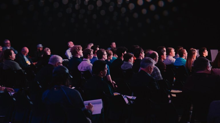 Fotografija prikazuje menadžere na konferenciji
