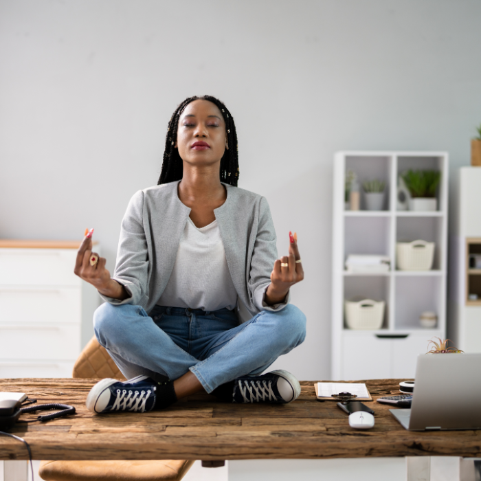 Tamnoputa žena sjedi u lotus položaju