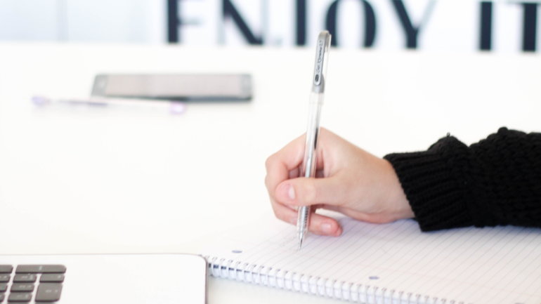 Osoba piše krizni plan