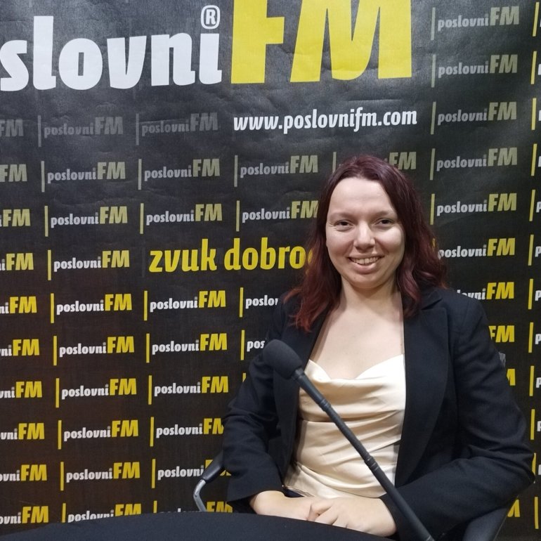 Dubravka ispred mikrofona u studiju PoslovniFM