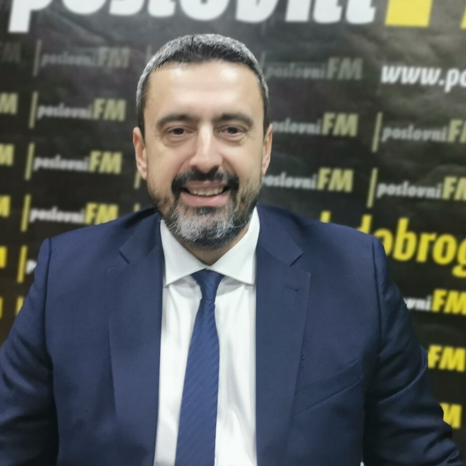 Ivan sjedi u studiju i pozira za fotografiju