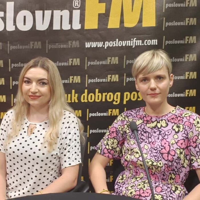 Dvije žene sjede u radijskom studiju