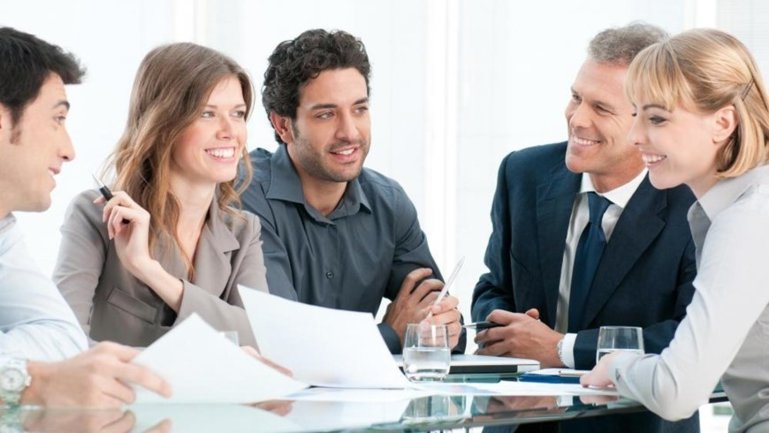 Timski sastanak za stolom