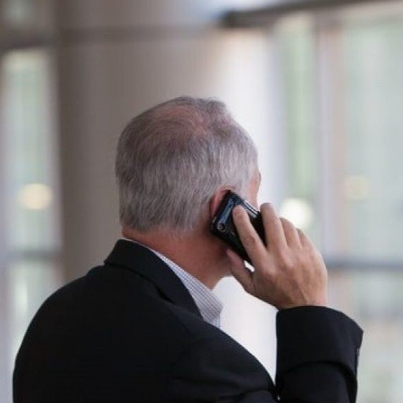 stariji muškaraca razgovara na mobitel