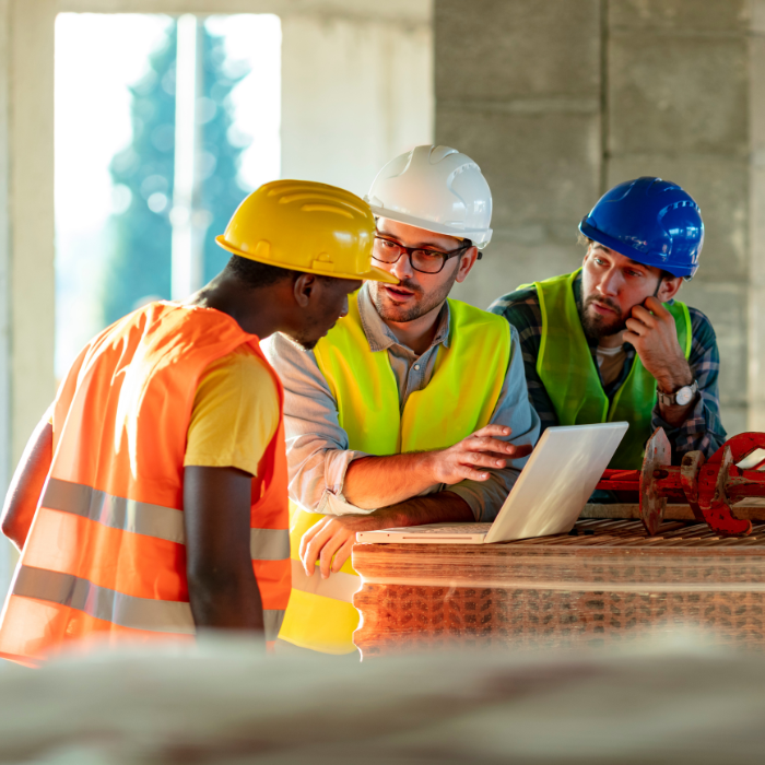 radnici na gradilištu razgovaraju o poslu