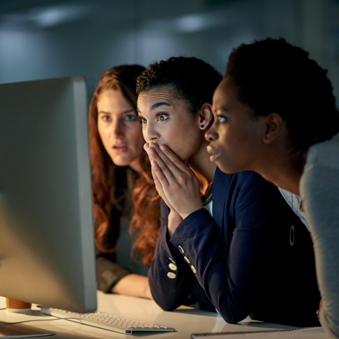 mladi ljudi u polumraku zure u ekran računala