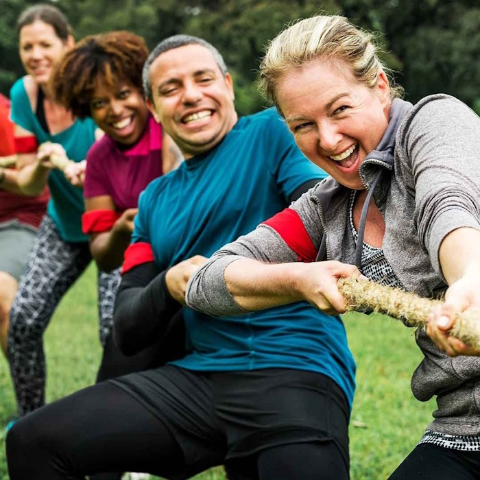 grupa ljudi se natječe u potezanju konopa