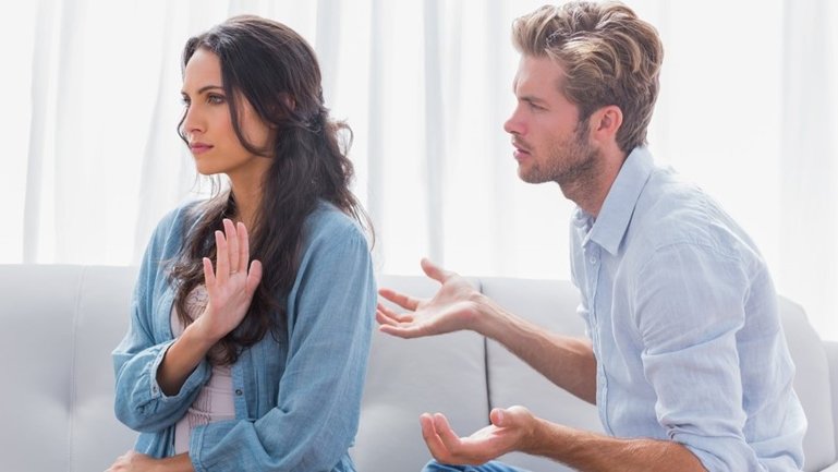 Žena i muškarac u svađi