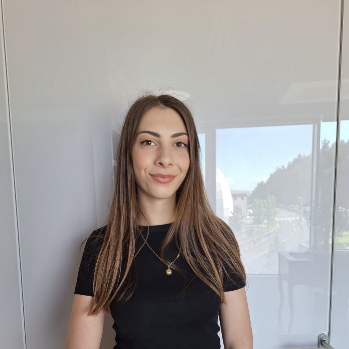 na slici je studentica Nikolina u crnoj majici i s osmijehom na licu 