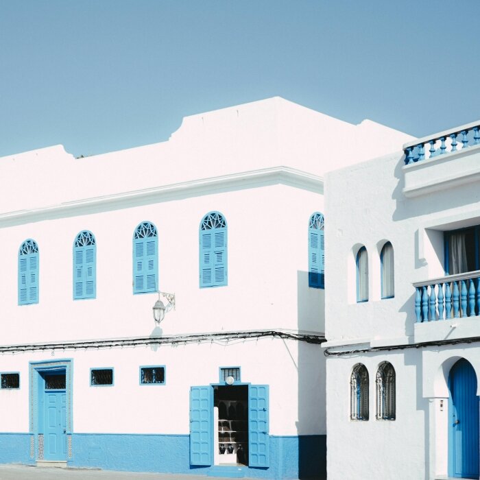 šarmantne bijele kuće s plavim prozorima