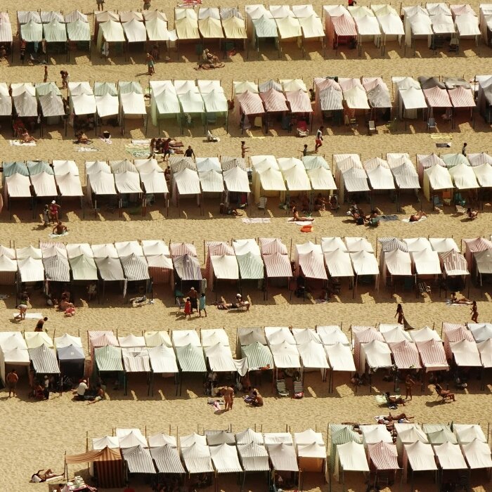 šatori na plaži posloženi redom