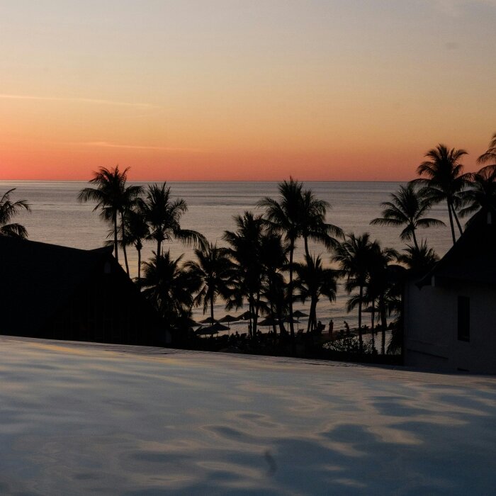 Zalazak sunca nad kokosovim palmama na Tajlandu