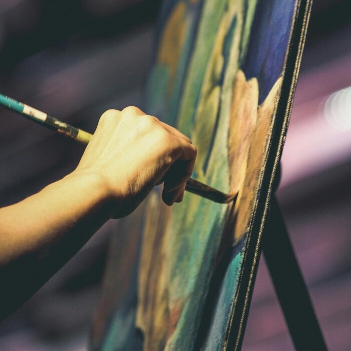 kist, štafelaj i slikarska ruka