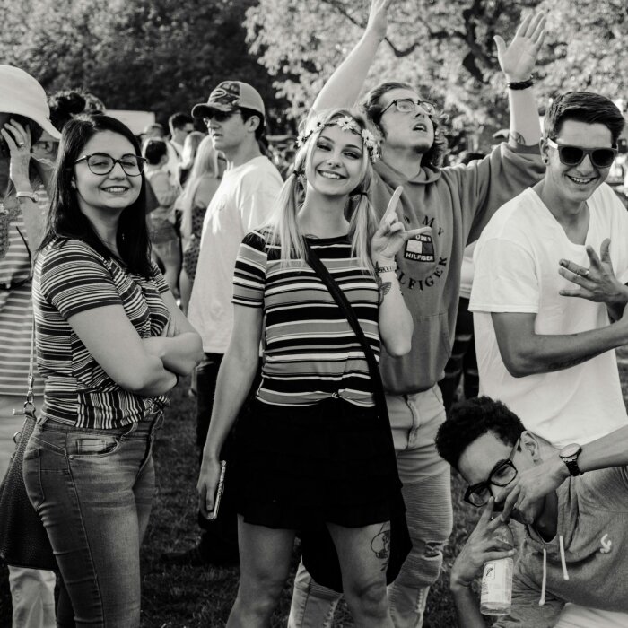 crno bijela fotografija nekoliko ljudi koji si daju oduška