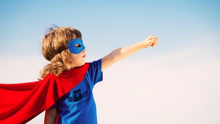 Fotografija djeteta u kostimu superjunaka