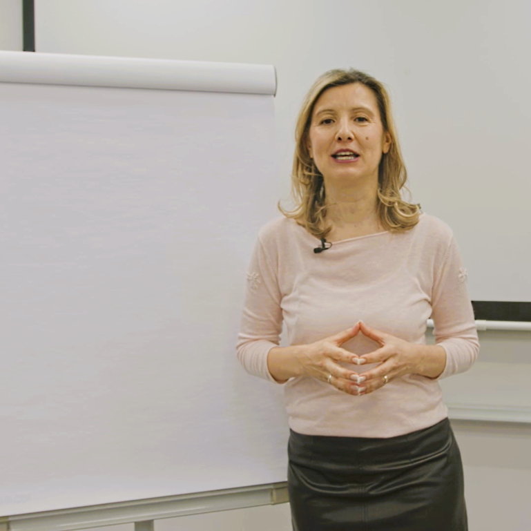 Tanja u predavaonici ispred ploče i flip-charta