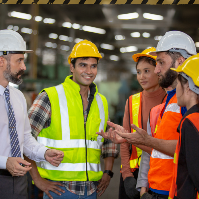 Grupa radnika na gradilištu održava sastanak