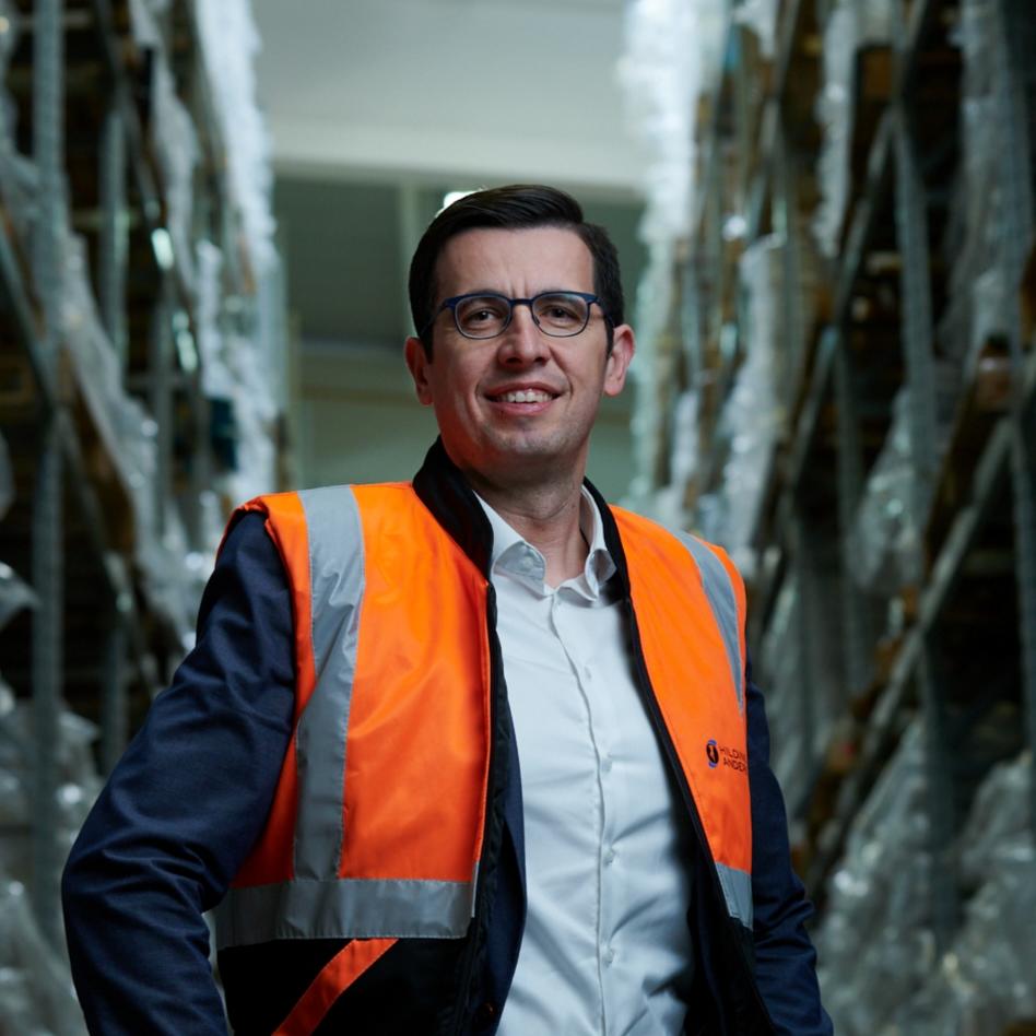 Direktor Damir Matijević u zaštitnoj opremi u skladištu.