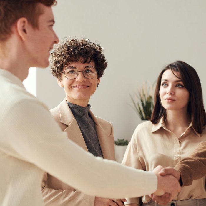 Mladić se rukuje s drugim mladićem kako bi međuodjelna suradnja bila bolja